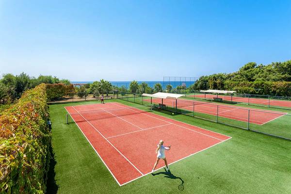 Tennisplätze im Freien mit Blick auf das Meer im Defne Star Hotel.
