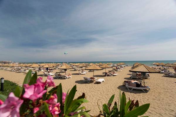 Strand des Defne Star Hotels mit vielen Liegestühlen und Sonnenschirmen