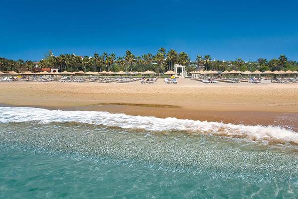 Strand des Defne Star Hotels mit vielen Sonnenliegen und Palmen