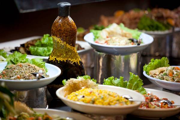 Buffet-Tisch im Defne Star Hotel mit verschiedenen Gerichten und Salaten.