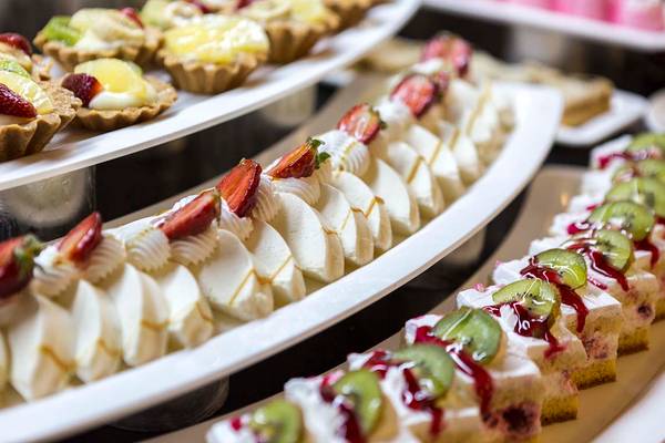 Nachtisch-Buffet im Defne Star Hotel mit verschiedenen Desserts und Obst.
