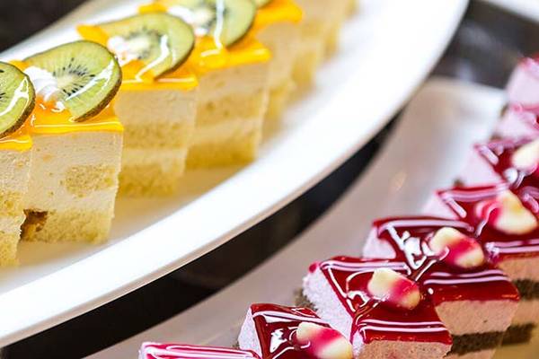 Eine Platte mit verschiedenen Kuchen und Desserts im Defne Star Hotel.