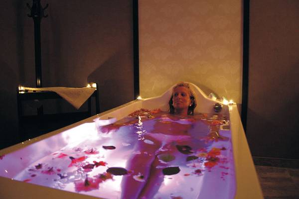 Frau in beleuchteter Badewanne im Defne Star Hotel