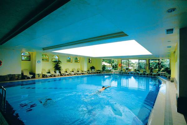 Ein Schwimmer im Innenpool des Defne Star Hotels.