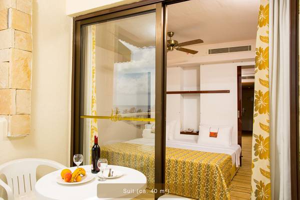 Suite Zimmer im Defne Star Hotel mit Terrasse und Blick auf das Meer.