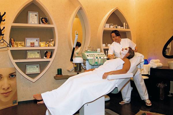 Eine Frau erhält eine Gesichtsbehandlung im Defne Star Hotel Spa.