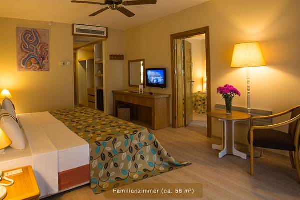 Familienzimmer im Defne Star Hotel mit Doppelbett, Fernseher, Schreibtisch und Balkon