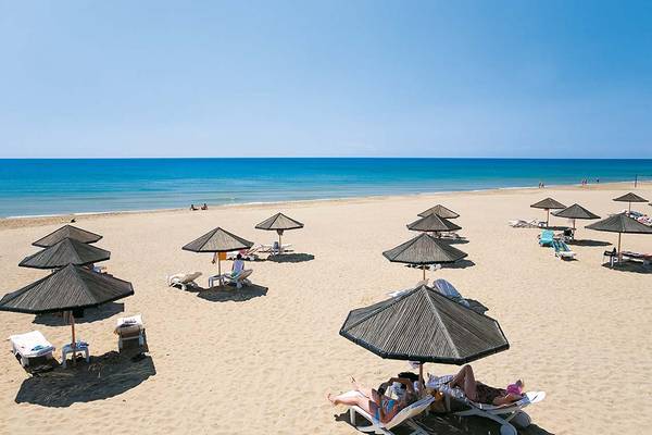 Strand des Defne Star Hotels mit vielen Sonnenschirmen und Liegen