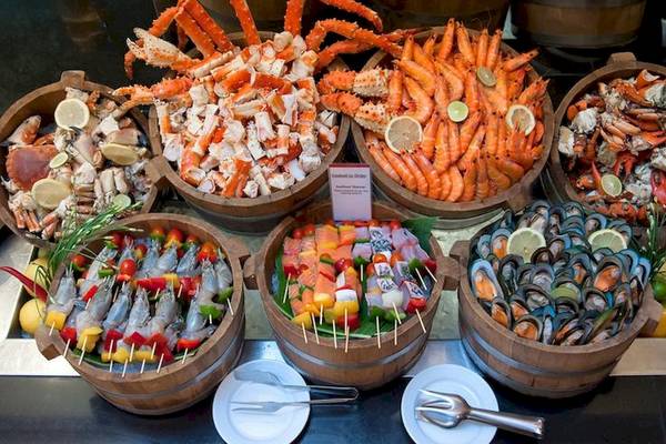 Buffet mit verschiedenen Meeresfrüchten im Eastin Grand Hotel Sathorn.