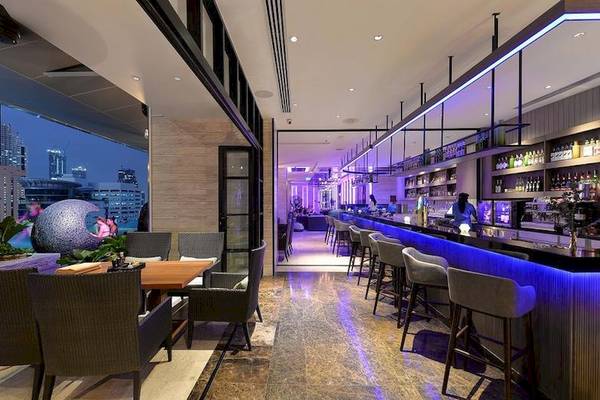 Barbereich des Eastin Grand Hotel Sathorn mit Blick auf die Stadt