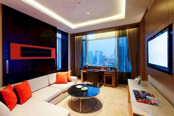 Innenansicht einer Suite im Eastin Grand Hotel Sathorn mit Blick auf die Stadt.