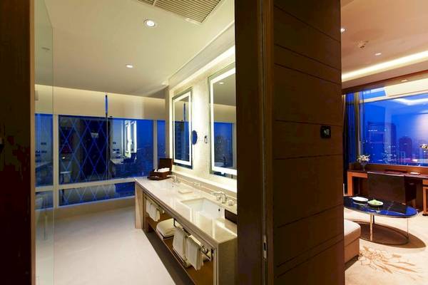 Badezimmer mit Doppelwaschbecken und Aussicht im Eastin Grand Hotel Sathorn.