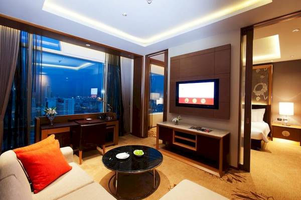 Innenansicht der Suite im Eastin Grand Hotel Sathorn mit Blick auf die Stadt.