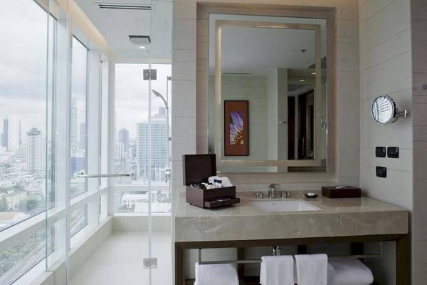 Badezimmer im Eastin Grand Hotel Sathorn mit Blick auf die Stadt.