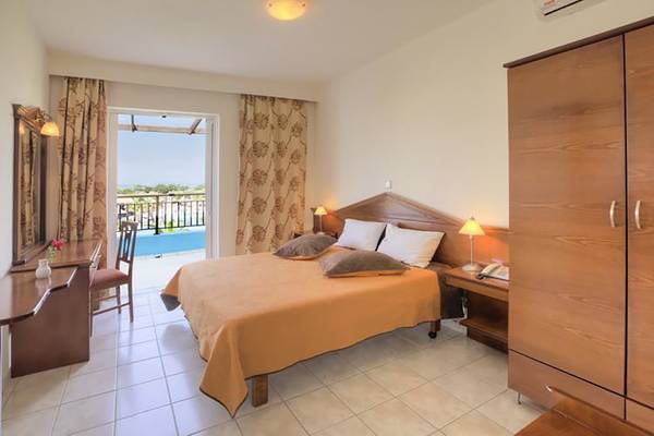 Zimmer im Corali Hotel mit Blick auf den Balkon und den Pool.