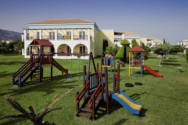 Außenbereich des Corali Hotels mit einem großen Spielplatz im Freien.
