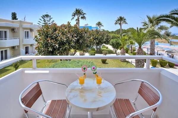 Aussicht vom Balkon des Corali Hotels mit zwei Orangensäften auf einem Marmortisch
