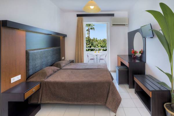 Doppelzimmer im Corali Hotel mit Blick auf den Balkon und Außenbereich.
