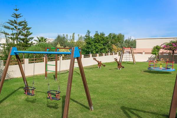 Kinderspielplatz im Iberostar Creta Panorama & Mare Hotel mit Schaukeln, Klettergerüst und Spielgeräten.