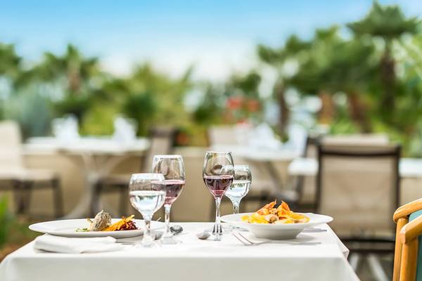 Ein gedeckter Tisch im Hotel Iberostar Creta Panorama & Mare mit Speisen und Getränken.