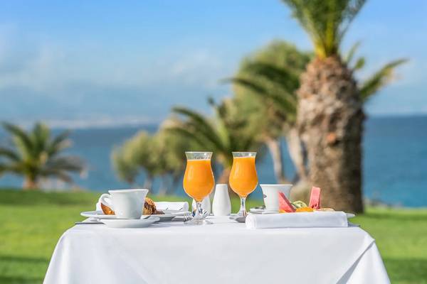 Frühstück am Strand des Iberostar Creta Panorama & Mare Hotels mit Blick auf das Meer.