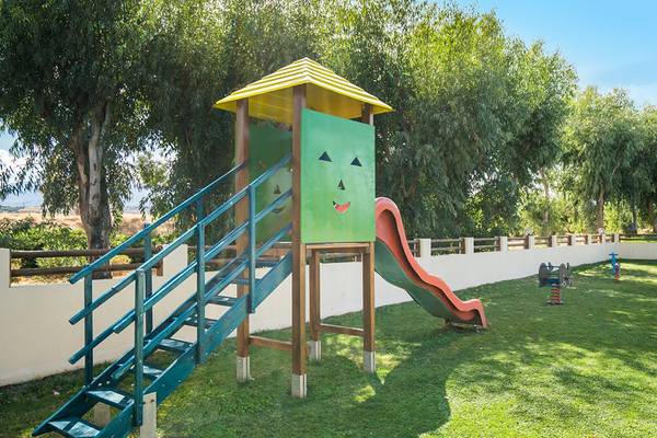 Kinderspielplatz im Freien im Iberostar Creta Panorama & Mare Hotel