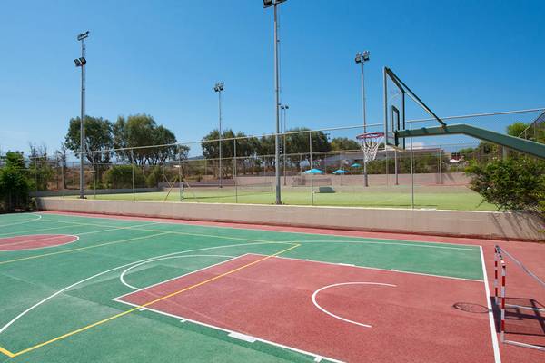 Sportplatz des Iberostar Creta Panorama & Mare Hotels, mit Basketballplatz und Rasenbereichen.