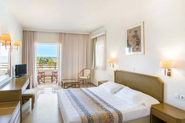 Hotelzimmer mit Balkon und Meerblick im Iberostar Creta Panorama & Mare