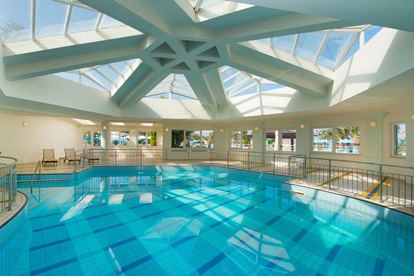 Innenpool des Iberostar Creta Panorama & Mare Hotels mit Glasdach und Sitzbereich