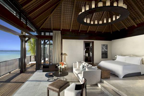 Innenansicht der Suite im JW Marriott Mauritius Resort mit Blick auf das Meer und eine Terrasse.