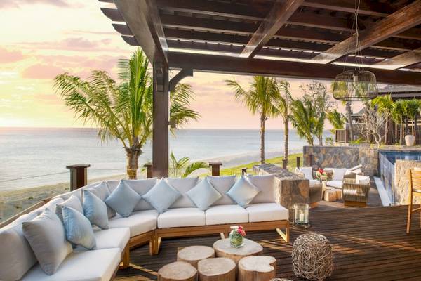 Terrasse des JW Marriott Mauritius Resorts mit Blick auf das Meer und Palmen