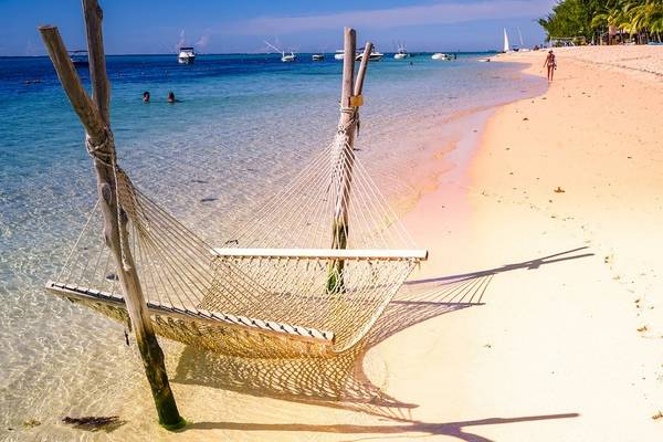 JW Marriott Mauritius Resort Strand mit Hängematte und Schwimmern