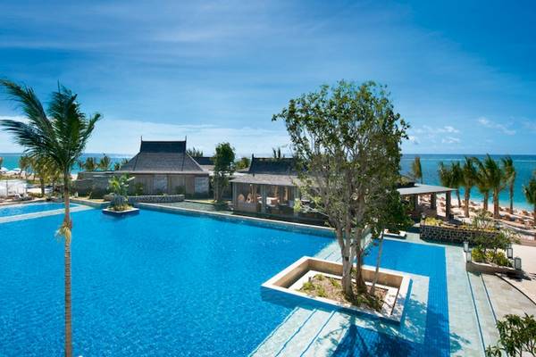 Außenbereich des JW Marriott Mauritius Resort mit Swimmingpool, Palmen und Strand