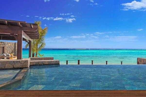 Außenpool des JW Marriott Mauritius Resort mit Blick auf den Ozean