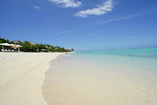 Strand des JW Marriott Mauritius Resorts mit weißem Sand und blauem Wasser