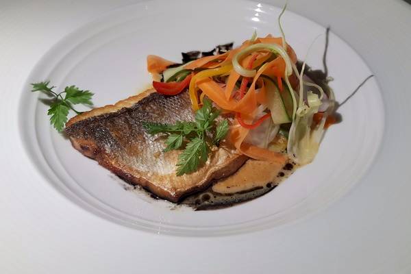 Gebratener Lachs auf weißem Teller im JW Marriott Mauritius Resort