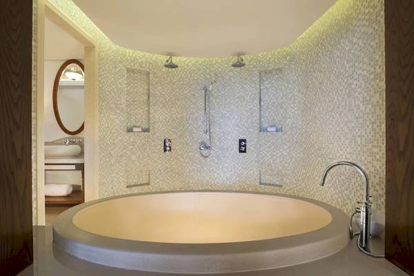 Badezimmer mit freistehender Badewanne und Dusche im JW Marriott Mauritius Resort