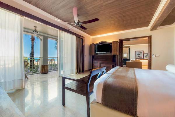 Innenansicht einer Suite im JW Marriott Mauritius Resort mit Blick auf das Meer und eine Terrasse.