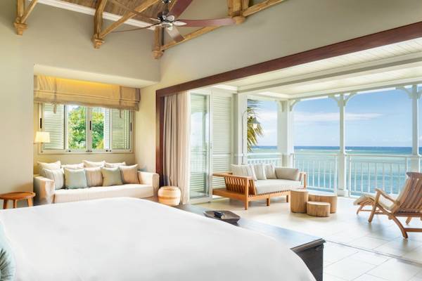 Innenansicht einer Suite im JW Marriott Mauritius Resort mit Blick auf den Ozean