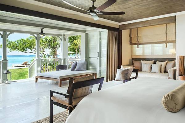 Innenansicht einer Suite im JW Marriott Mauritius Resort mit Blick auf den Ozean.