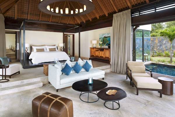 Luxus Schlafzimmer im JW Marriott Mauritius Resort mit Poolblick.