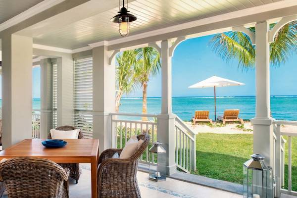 Terrasse im JW Marriott Mauritius Resort mit Blick auf das Meer und Palmen