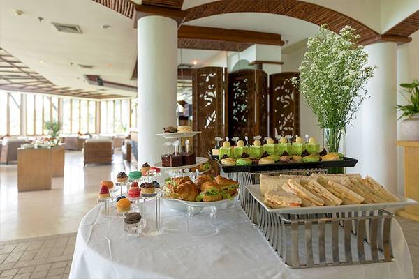 Buffettisch im Cape Panwa Hotel mit verschiedenen Kuchen, Sandwiches und Croissants.