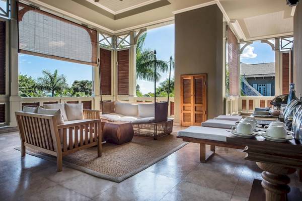 Terrasse im JW Marriott Mauritius Resort mit Möbeln und Aussicht auf den Ozean