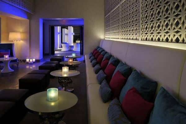 Hotellobby des Palace At One & Only Royal Mirage mit Sofas, Tischen und blauer Beleuchtung.