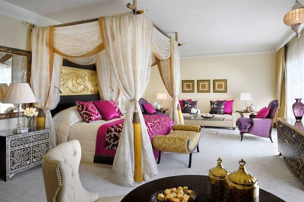 Schlafzimmer im Palace At One & Only Royal Mirage mit vierposterbett, kissen und deko