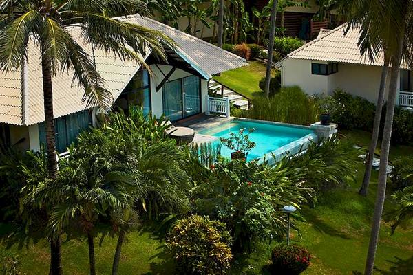 Luftaufnahme des Cape Panwa Hotels mit Swimmingpool und tropischen Pflanzen.