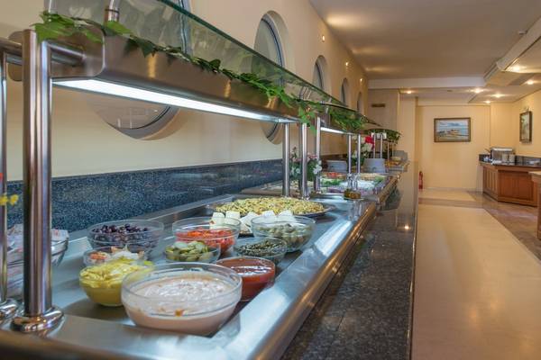 Speisesaal im Astir Beach Hotel Zakynthos mit einer Auswahl an Salaten und Beilagen.