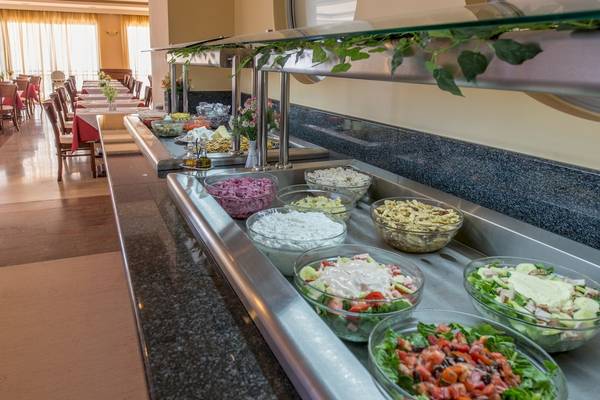 Buffet im Speisesaal des Astir Beach Hotel auf Zakynthos mit verschiedenen Salaten und Beilagen.