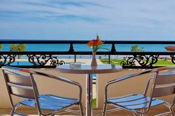 Balkon mit Meerblick und Blumenvase im Hotel Astir Beach in Zakynthos